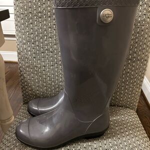 UGG gray rain / winter boots. Great condition size 7
